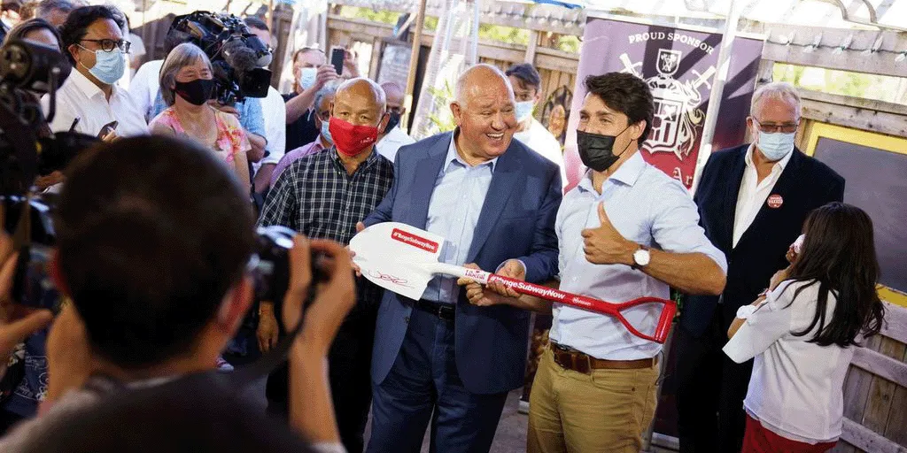 Prime Minister Trudeau and Mayor Scarpitti showcasing a signed shovel by the Prime Minister, supporting the subway extension - 2021